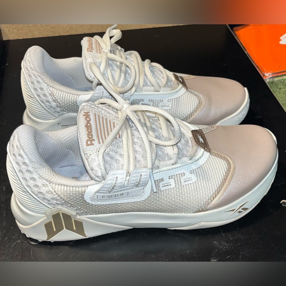 Reebok Sneakers 
Size 8 Women’s Like New!